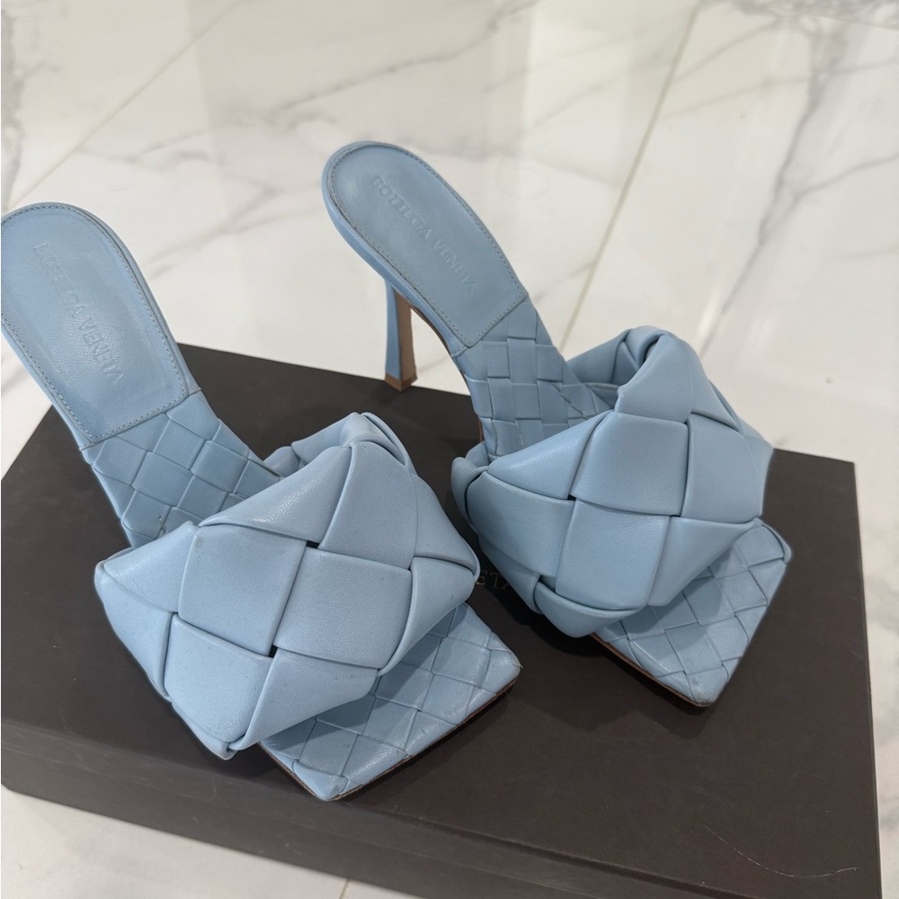 Bottega Veneta Blue Heels with Intricate Woven Design